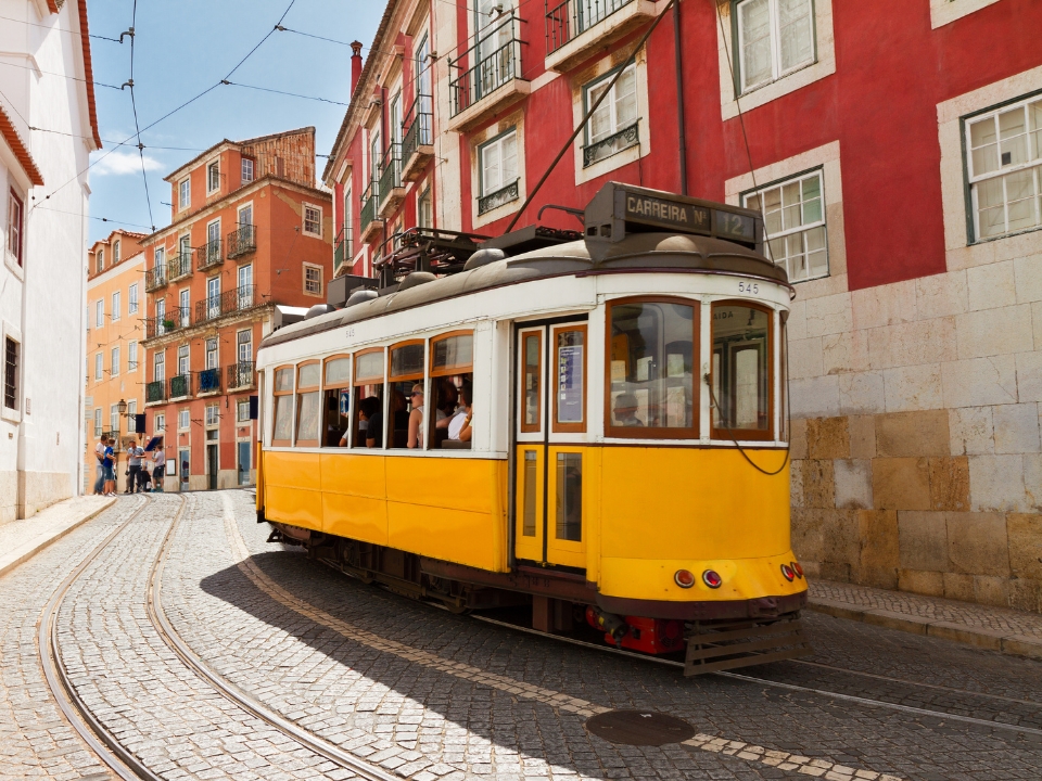 Tramway électrique jaune dans les rues de Lisbonne