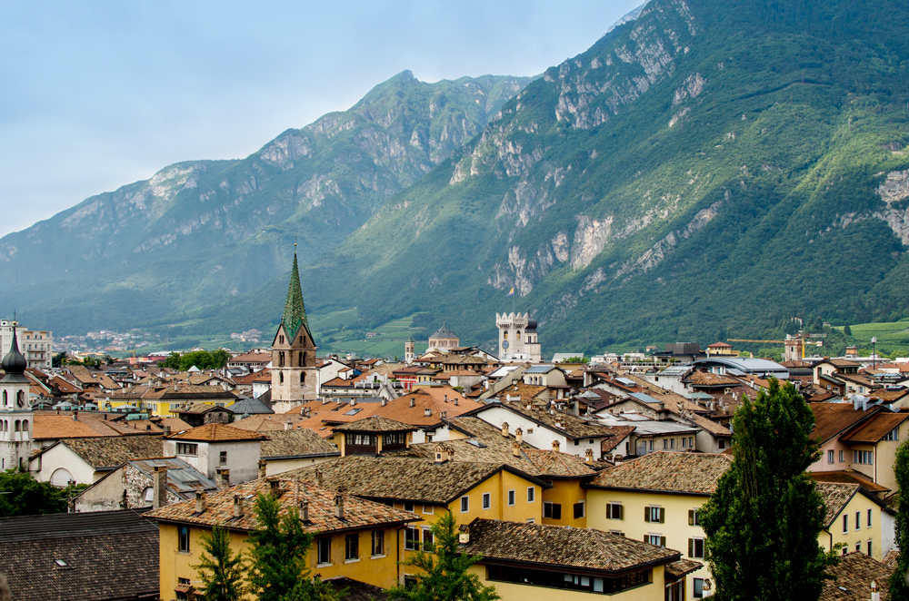 Ville de Trento avec toits et tours, les alpes sont en arrière-plan