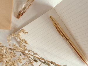 Cahier de notes ligné avec un stylo