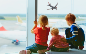 Enfants regardant un avion décoller