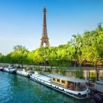 Vue de la tour Eiffel surplombant la Seine